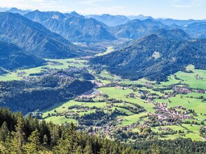 Eine gebirgige Landschaft mit einem Tal und einer kleinen Stadt.