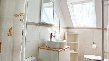 Dusche, Haartrockner, Handtücher