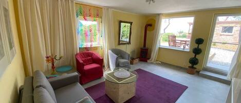 Télévision, cheminée, table de tennis de table