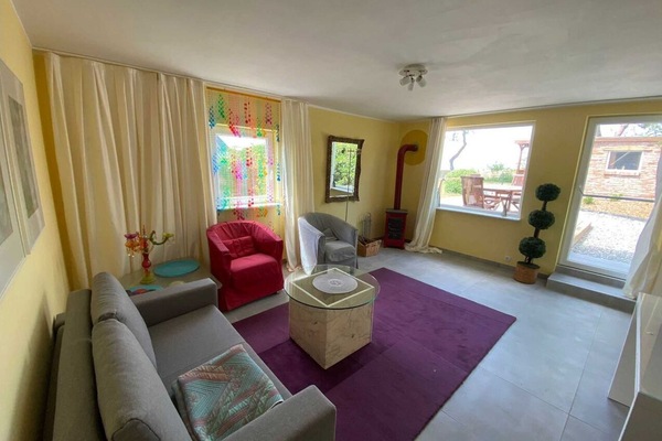 Gemütliches Wohnzimmer mit farbenfrohen Akzenten in Loddin