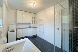 Shower, towels