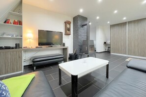 Televisión, chimenea, reproductor de DVD y tenis de mesa 