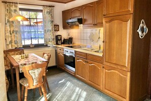Refrigerador, horno, parrilla de estufa y cafetera y tetera 