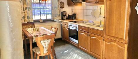 Fridge, oven, stovetop, coffee/tea maker