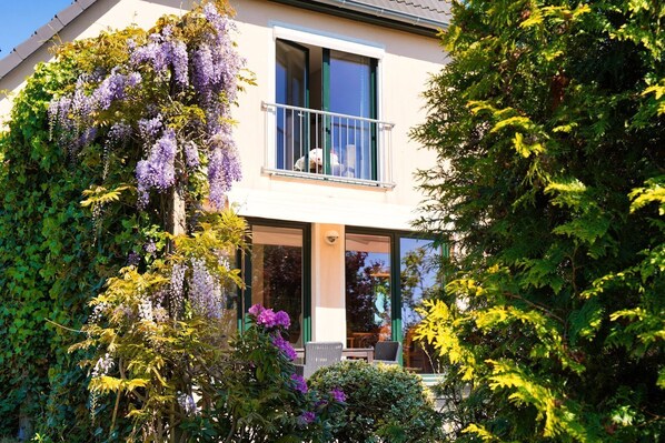 Exterior - Fischerstrasse - Moderne 3-zimmer Ferienwohnung "to'n Appelboom" mit Meerblick zum Achterwasser (Ückeritz)