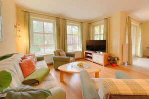 Fernseher, DVD-Player, Tischtennisplatte, Stereoanlage