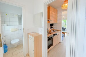 Regadera, secadora de cabello, toallas