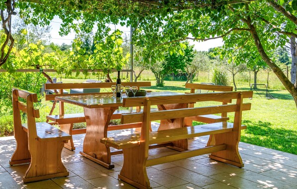 Outdoor dining - Amazing home in Krnica (Krnica)