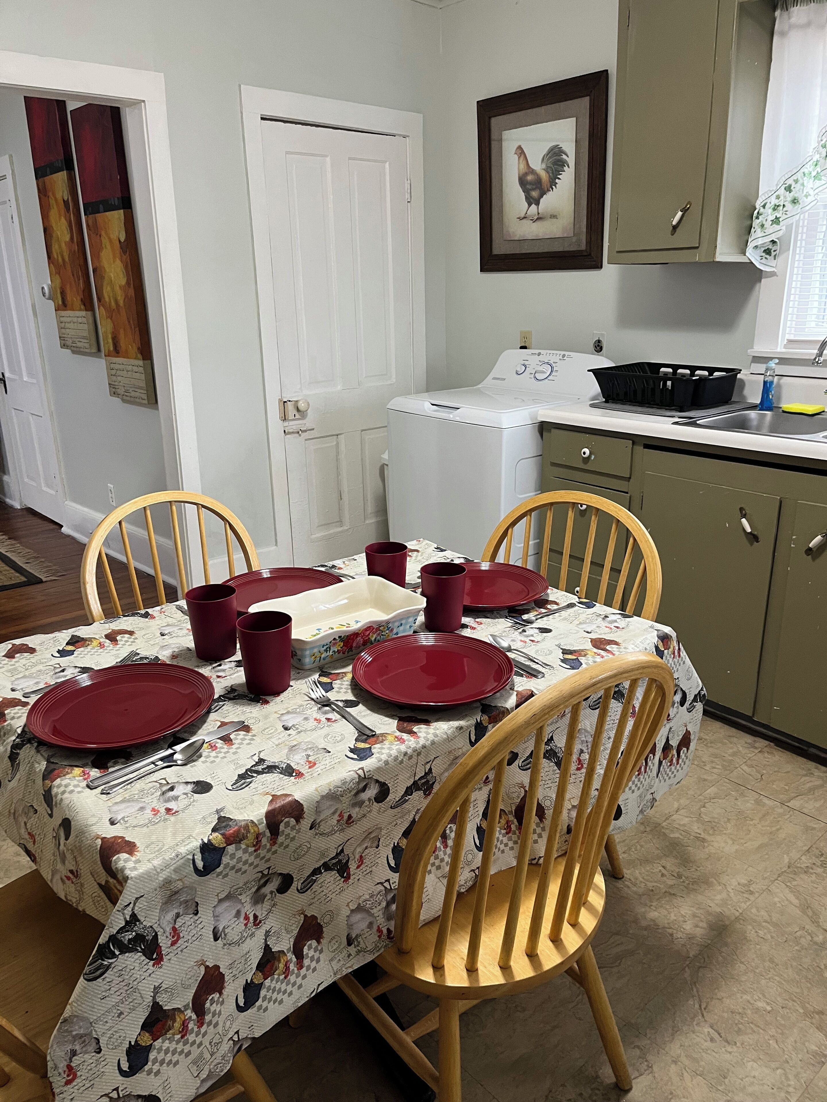 Close to MGP, 3br 1.5 bath King, Queen, 2 twins