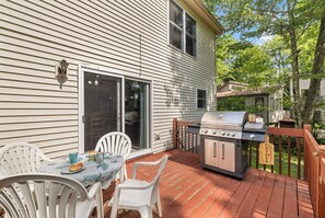 Outdoor dining - Lakefront Poconos, Family Friendly, Firepit, Kayak, Games, Pet friendly (Pocono Summit)