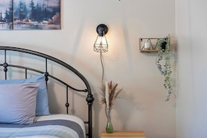 4 soverom, skrivebord, strykejern/-brett og reiseseng for barn