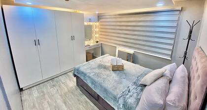 Cozy & Pet-Friendly Condo: Pool, Netflix, Karaoke, Games, Markets & Fully AC’d!