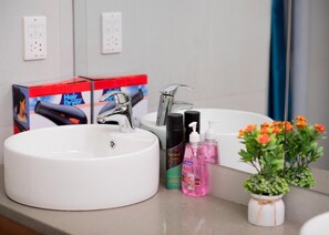 Shower, hair dryer, towels - Luxury Cozy Kampala Apartment with 2 Bedrooms (Kampala)