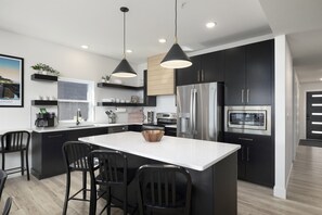 Fridge, microwave, oven, stovetop - Lakefront w/ golf simulator, outdoor sauna, & hot tub (HOLLISTER)