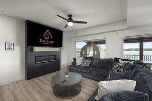 Smart TV, fireplace, video games, ping pong - Lakefront w/ golf simulator, outdoor sauna, & hot tub (HOLLISTER)