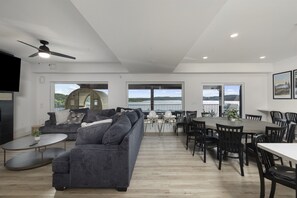 Smart TV, fireplace, video games, table football - Two homes (sleeping 50) golf simulator, outdoor sauna, hot tub & fire table (HOLLISTER)