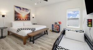 16 bedrooms, desk, travel cot, free WiFi - Lakefront | Two homes (sleeping 46) golf simulators, outdoor saunas, & hot tubs (HOLLISTER)