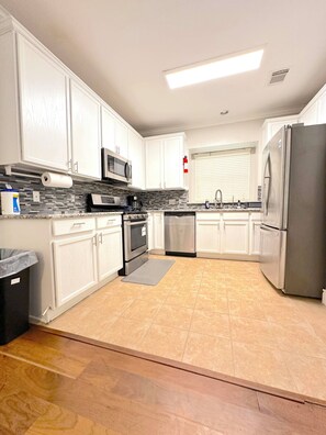 冷蔵庫、電子レンジ、オーブン、コンロ