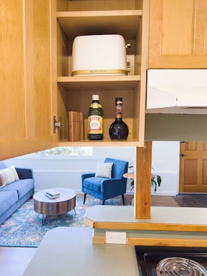 Smart TV, books - Magnolia Garden Cottage - a tranquil retreat surrounded by gardens (Seattle)