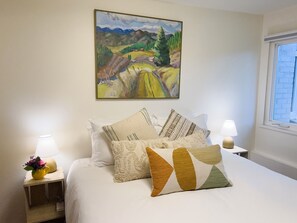 2 bedrooms, desk, iron/ironing board, travel cot - Magnolia Garden Cottage - a tranquil retreat surrounded by gardens (Seattle)