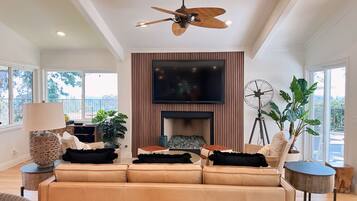 Smart-tv och eldstad