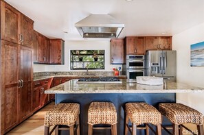 Refrigerador, microondas, horno, placa de cocina