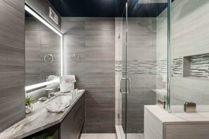 Ducha, secador de pelo y toallas