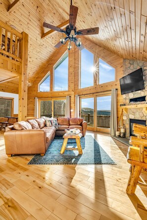 Smart TV, fireplace, video games, table football - BOOK NOW! Epic Views! Hot Tub! Firepit! A/C! (Bethel)