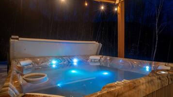 Tina de hidromasaje al aire libre