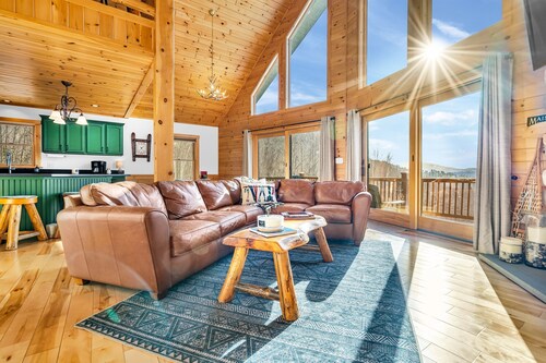 Warming Fireplace, Gorgeous Views, HotTub, slps 12