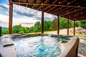 Outdoor spa tub - BOOK NOW! Epic Views! Hot Tub! Firepit! A/C! (Bethel)