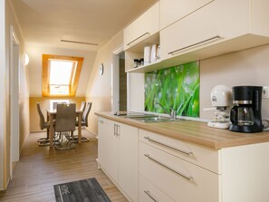 Kjøleskap, mikrobølgeovn, oppvaskmaskin og brødrister