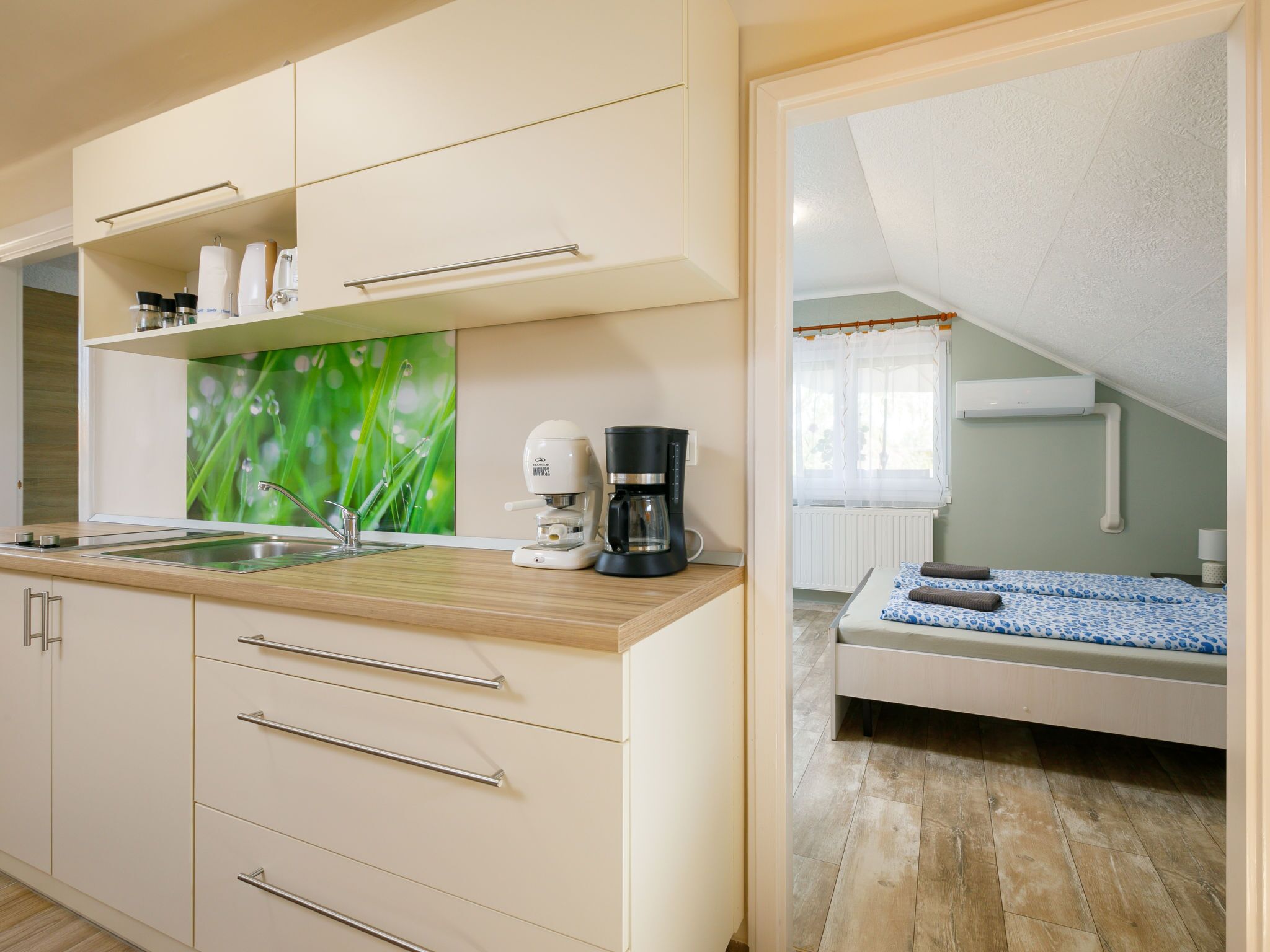 Jääkaappi, mikroaaltouuni, astianpesukone, leivänpaahdin