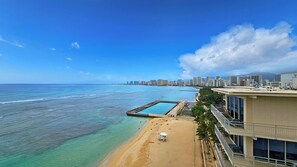 Perto da praia, espreguiçadeiras, toalhas de praia 