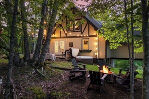 Terrace/patio - Classy Chalet-Hot Tub-Pets-Close to Slopes! (Beech Mountain)