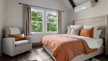 4 slaapkamers, een bureau, een strijkplank/strijkijzer, reisbedje