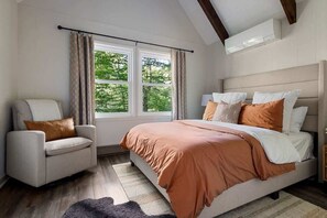 4 bedrooms, desk, iron/ironing board, travel crib