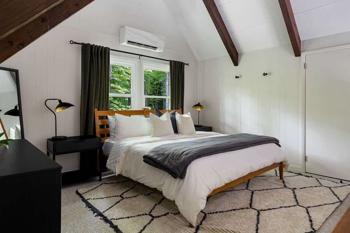 4 bedrooms, desk, iron/ironing board, travel crib