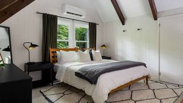 4 bedrooms, desk, iron/ironing board, travel crib