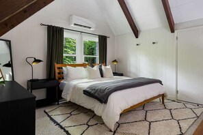 4 chambres, bureau, fer et planche à repasser, lit de bébé portatif