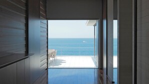 A modern interior with a view of the sea. - VILLA ORCHID (Otaru)