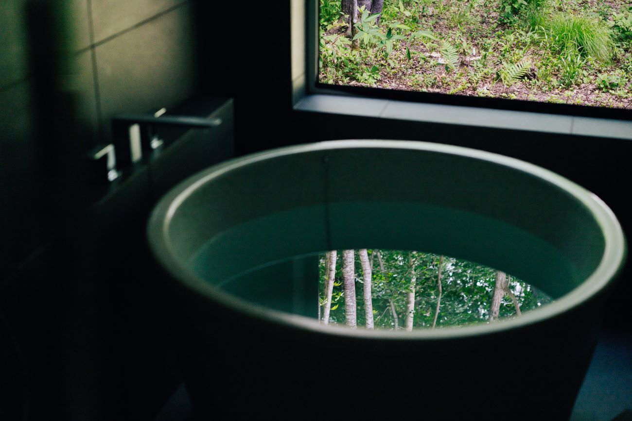 Deluxe Room, 2 Bedrooms, Non Smoking, Garden View | Bathroom | Separate tub and shower, deep soaking tub, designer toiletries