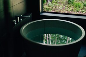 Deluxe Room, 2 Bedrooms, Non Smoking, Garden View | Bathroom | Separate tub and shower, deep soaking tub, designer toiletries