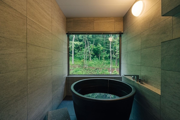 Dobbelt- eller tomannsrom – superior, 1 soverom, ikke-røyk, 1. etasje | Bad | Separat badekar og dusj og dype avslapningsbadekar