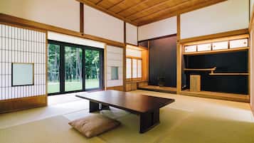 豪華客房, 2 間臥室, 非吸煙房, 花園景 | 2 間睡房、羽絨被、房內夾萬、書桌