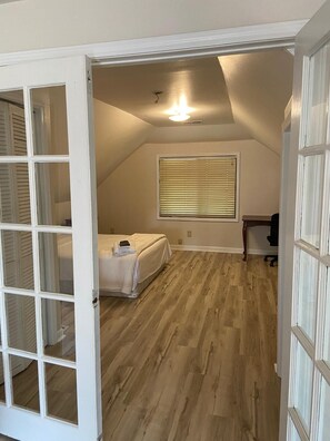 1 slaapkamer, een strijkplank/strijkijzer, wifi, beddengoed