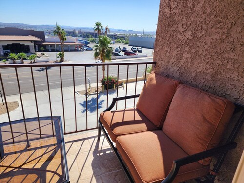 Condo with lake views, walking distance to the London Bridge, shops& restaurants