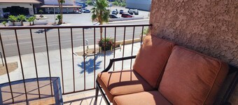 Condo with lake views, walking distance to the London Bridge, shops& restaurants