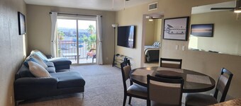 Condo with lake views, walking distance to the London Bridge, shops& restaurants