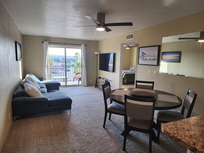 Condo with lake views, walking distance to the London Bridge, shops& restaurants